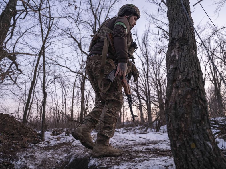 En esta foto proporcionada por el servicio de prensa de la 93ra Brigada Mecanizada de las fuerzas militares ucranianas, un soldado recorre Toretsk, un sitio parcialmente ocupado donde se sostienen fuertes batallas con las tropas rusas en la región de Donetsk, Ucrania, el sábado 22 de febrero de 2025. (Iryna Rybakova/ 93ra Brigada Mecanizada de Ucrania vía AP)