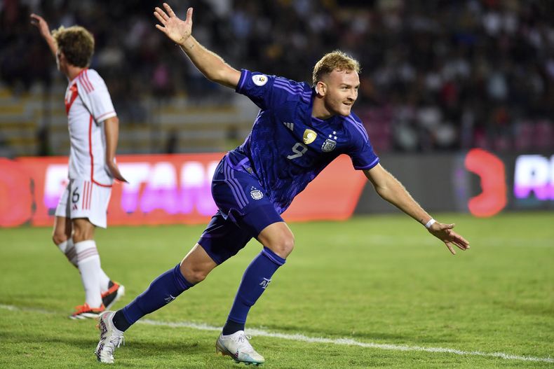 Luciano Gondou, de Argentina, festeja tras marcar ante Perú en un duelo del Preolímpico Sudamericano en Valencia, Venezuela, el miércoles 24 de enero de 2024 (AP Foto/Matías Delacroix)
