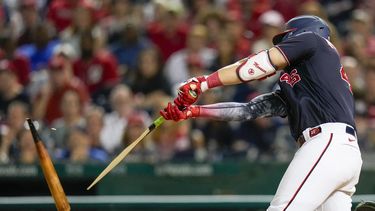 El bateador designado mexicano de los Nacionales de Washington Joey Meneses quiebra su bat con un sencillo remolcador en la séptima entrada ante los Cerveceros de Milwaukee el lunes 31 de julio del 2023. (AP Foto/Alex Brandon)