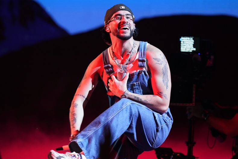 Bad Bunny durante su presentación en los Premios Billboard de la Música Latina el jueves 5 de octubre de 2023, en Coral Gables, Florida. (Foto AP/Marta Lavandier)