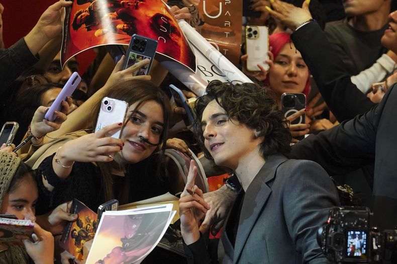 El actor Timothee Chalamet posa en la alfombra roja de la película Dune: Part Two, en la Ciudad de México el martes 6 de febrero de 2024. (Foto AP/Marco Ugarte)