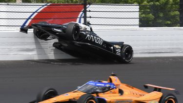 El mexicano Pato OWard se estrella contra el muro en las 500 Millas de Indianápolis, el domingo 28 de mayo de 2023 (AP Foto/Scott Anderson)