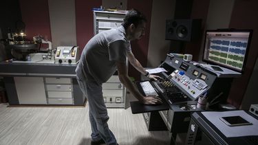 El operador de sonido William Carvalho prepara los audios para comenzar a editar un álbum, parte de la primera etapa de producción de vinilo en la fábrica Polysom, en Belford Roxo, Brasil, el martes 16 de abril de 2024. En 2008, el productor João Augusto y sus socios compraron y resucitaron Polysom, entonces una antigua planta de prensado de vinilo. Quince años después, Polysom ha impreso 1,3 millones de discos y sus competidores abrieron otras dos fábricas en Brasil. (Foto AP/Bruna Prado)