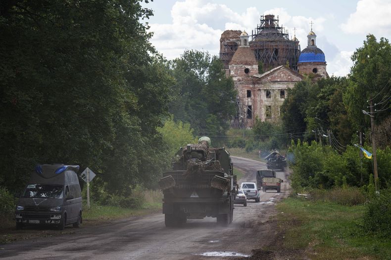 Vehículos militares circulan cerca de la frontera entre Ucrania y Rusia en la región de Sumy, Ucrania, el martes 13 de agosto de 2024. (AP Foto/Evgeniy Maloletka)