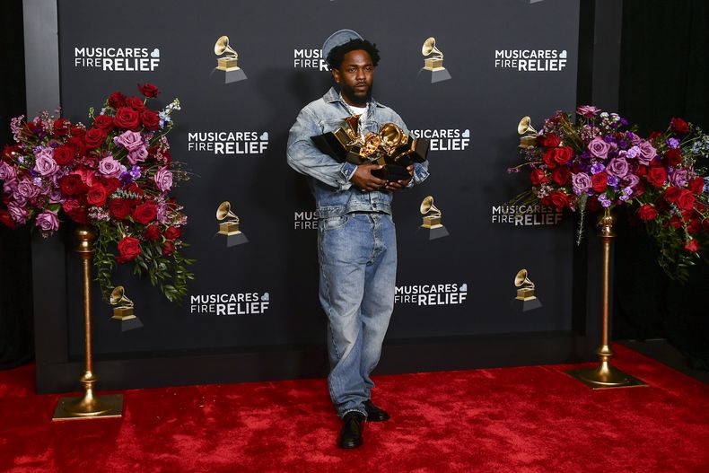 Kendrick Lamar posa en la sala de prensa con el premio a grabación del año, mejor interpretación de rap, mejor canción de rap, mejor video musical y canción del año durante la 67a entrega anual de los premios Grammy el domingo 2 de febrero de 2025 en Los Ángeles. (Foto Richard Shotwell/Invision/AP)