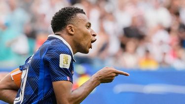 Kylian Mbappé, de la selección de Francia, festeja tras anotar el tercer tanto de su equipo en el duelo por la tercera posición del Mundial ante Inglaterra, el sábado 18 de julio de 2026 en Miami Gardens, Florida (AP Foto/Rebecca Blackwell)
