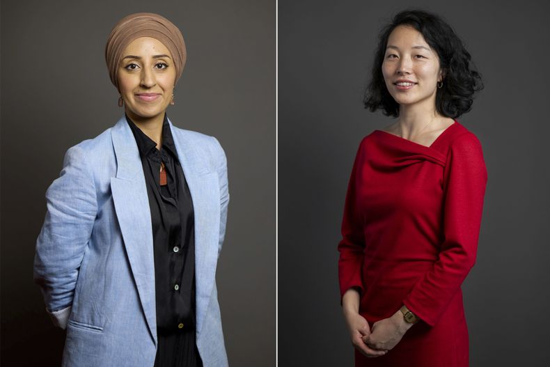 Las dos parlamentarias laboristas británicas a quienes se les prohibió la entrada a Israel. De izq a der: Abtisam Mohamed y Yuan Yang. Foto suministrada por el Parlamento británico (Roger Harris/ Parlamento británico via AP)