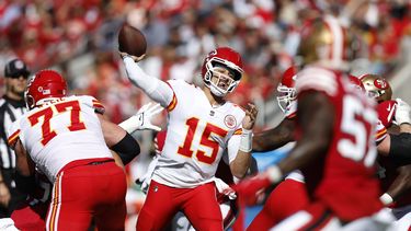 Mahomes lanza 3 touchdowns por Chiefs para vencer a 49ers