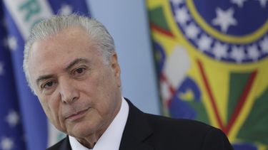 brasil dejaria de pagar por medicos cubanos si la isla no pone al dia su deuda
