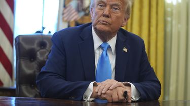 El presidente estadounidense Donald Trump habla con los reporteros mientras firma órdenes ejecutivas en la Oficina Oval de la Casa Blanca, en Washington, el martes 4 de febrero de 2025. (AP Foto/Evan Vucci)