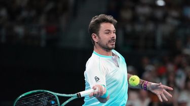 ARCHIVO - Foto del 24 de enero del 2026, el suizo Stan Wawrinka regresa un tiro del estadounidense Taylor Fritz en la tercera ronda del Abierto de Australia. (AP Foto/Asanka Brendon Ratnayake, Archivo)