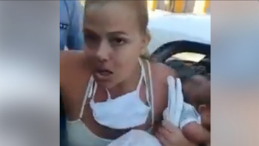 desalojan por la fuerza en cuba a una madre con su bebe en brazos