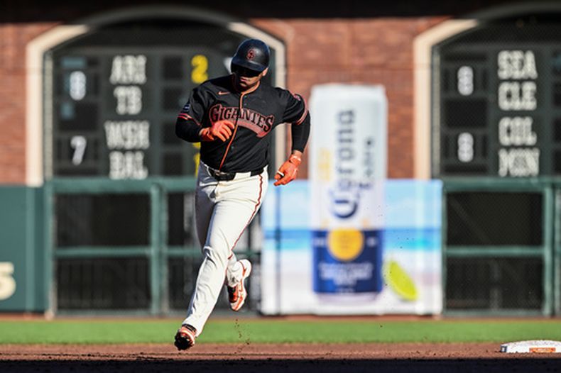 Rafael Devers, de los Gigantes de San Francisco, corre las bases después de batear un cuadrangular solitario durante la segunda entrada del juego de béisbol de Grandes Ligas contra los Bravos de Atlanta, el sábado 27 de junio de 2026, en San Francisco. (AP Foto/Justine Willard)