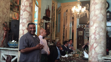 obama cena en paladar de centro habana y es aclamado por los vecinos