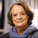 ARCHIVO - La actriz británica Maggie Smith posa en Londres el 16 de diciembre de 2015. Smith, que ganó un Oscar por The Prime of Miss Jean Brodie en 1969 además de destacar en los filmes de Harry Potter y la serie Downton Abbey ha fallecido a los 89 años.. (Foto AP/Kirsty Wigglesworth,archivo)