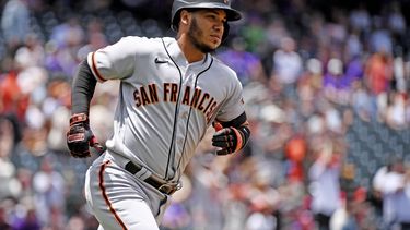 El venezolano Thairo Estrada, de los Gigantes de San Francisco, recorre las bases tras conseguir un jonrón en el juego del jueves 8 de junio de 2023, ante los Rockies de Colorado (AP Foto/Geneva Heffernan)