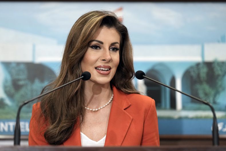 La enviada especial adjunta para la paz en Oriente Medio de Estados Unidos, Morgan Ortagus, habla en una conferencia de prensa tras reunirse con el presidente libanés Joseph Aoun en Baabda, en el este de Beirut, Líbano, el viernes 7 de febrero de 2025. (AP Foto/Bilal Hussein)