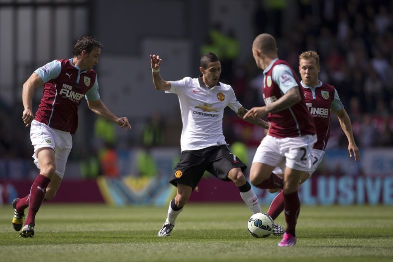El jugador de Manchester United, Angel Di Mar&iacute;a, centro, intenta controlar el bal&oacute;n en un partido contra Burnley por la liga Premier el s&aacute;bado, 30 de agosto de 2014, en Burnley, Inglaterra. (AP Photo/Jon Super)