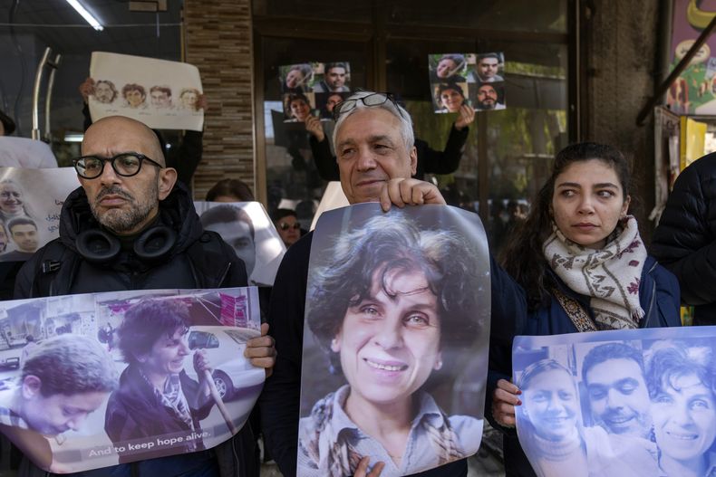 Familiares participan en una protesta para exigir que se revele el paradero de cuatro activistas desaparecidos durante la guerra entre grupos opositores y las fuerzas del expresidente Bashar Assad, en Duma, Siria, el miércoles 1 de enero de 2025. (AP Foto/Mosaab Elshamy)