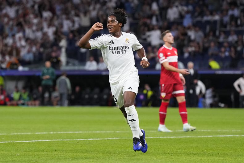El brasileño Endrick del Real Madrid festeja tras anotar ante el Stuttgart en el partido de la Liga de Campeones, el martes 17 de septiembre de 2024 (AP Foto/Manu Fernández)