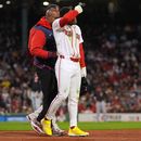 Ceddanne Rafaela, de los Medias Rojas de Boston, reacciona después de sufrir una lesión después de batear un sencillo durante la segunda entrada del juego de béisbol de Grandes Ligas en contra de los Guardianes de Cleveland, el miércoles 23 de septiembre de 2026, en Boston. (AP Foto/Charles Krupa)