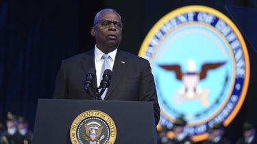 El secretario de Defensa, Lloyd Austin, habla en una ceremonia de despedida del comandante en jefe del Departamento de Defensa en la base conjunta Myer-Henderson Hall, el jueves 16 de enero de 2025, en Arlington, Virginia. (AP Foto/Evan Vucci)