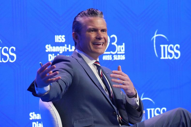 El secretario de Defensa de Estados Unidos, Pete Hegseth, durante un discurso en el foro anual de defensa y seguridad para Asia, Shangri-La Dialogue, el sábado 30 de mayo de 2026, en Singapur. (AP Foto/Achmad Ibrahim)