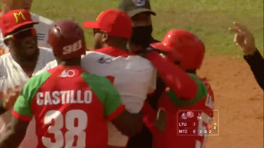 video completo: pelea tumultuaria entre los jugadores de matanzas y las tunas en las semifinales de la pelota cubana