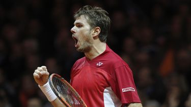 americateve | El tenista suizo Stanislas Wawrinka festeja tras vencer al franc&eacute;s Jo-Wilfried Tsonga en la final de la Copa Davis el viernes, 21 de noviembre de 2014, en Lille, Francia. (AP Photo/Christophe Ena)