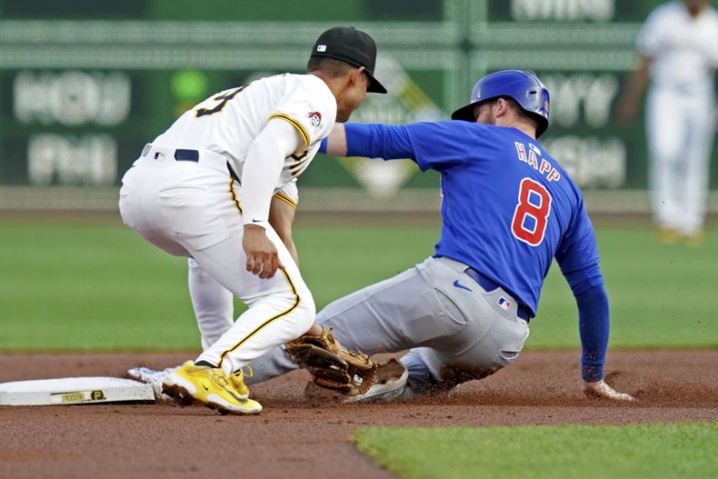 Ian Happ, derecha, de los Cachorros de Chicago, se roba seguna base superando el intento de toque de Nick Gonzales, izquierda, durante la primera entrada del juego de béisbol del lunes 26 de agosto de 2024, en Pittsburgh. (AP Foto/Matt Freed)