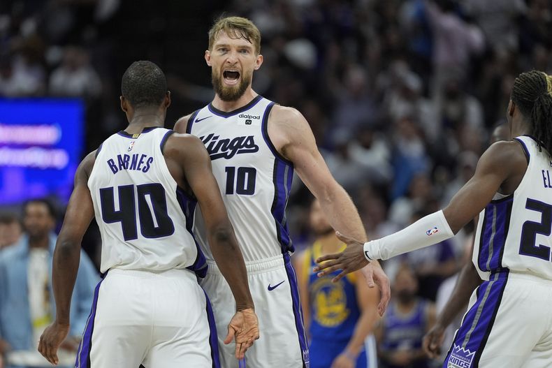 Domantas Sabonis, de los Kings de Sacramento, festeja con Harrison Barnes durante el partido del minitorneo de repesca frente a los Warriors de Golden State, el martes 16 de abril de 2024 (AP Foto/Godofredo A. Vásquez)
