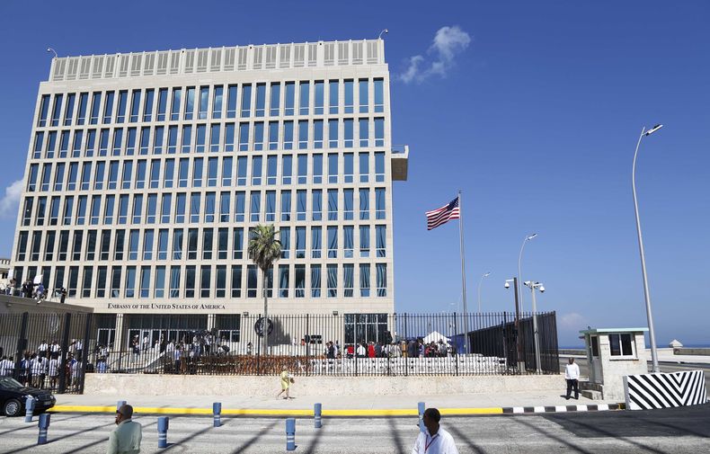 ARCHIVO – La sede de la embajada de Estados Unidos en Cuba, en la Habana, el 14 de agosto de 2015. (AP Foto/Desmond Boylan, Archivo)