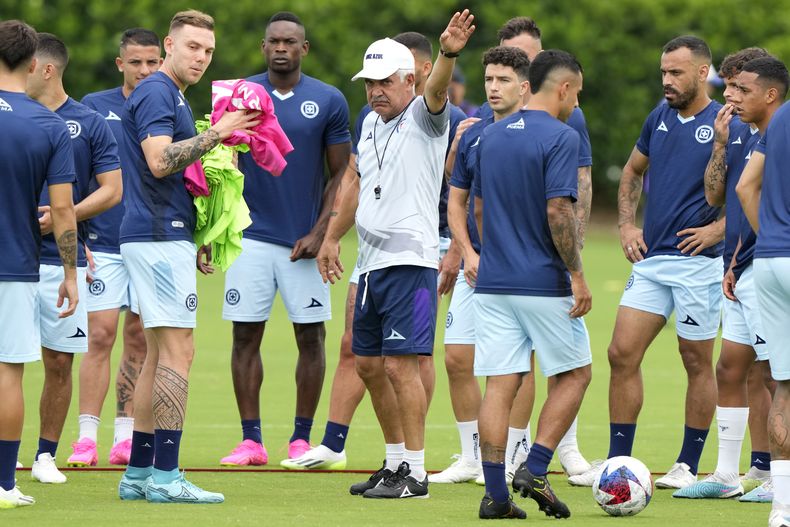 El técnico del Cruz Azul de México Ricardo Ferretti trabaja con los jugadores durante una práctica previo a su encuentro ante el Inter Miami en las Leagues Cup, el 20 de julio del 2023, en Fort Lauderdale. (AP Foto/Lynne Sladky)