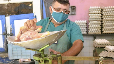 Aparece el pollo para los cubanos mayores de 13 años y el Gobierno echa atrás su último anuncio