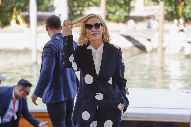 Cate Blanchett posa para los fotógrafos a su llegada a la conferencia de prensa de la serie de televisión Disclaimer durante la 81ª edición del Festival de Cine de Venecia en Venecia, Italia, el jueves 29 de agosto de 2024.(Foto Vianney Le Caer/Invision/AP)