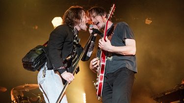 ARCHIVO - Matt Shultz, izquierda, y Nick Bockrath de Cage The Elephant actúan en el All In Music & Arts Festival el 4 de septiembre de 2022 en Indianápolis. La banda tiene un nuevo álbum llamado Neon Pill. (Foto Amy Harris/Invision/AP, archivo)