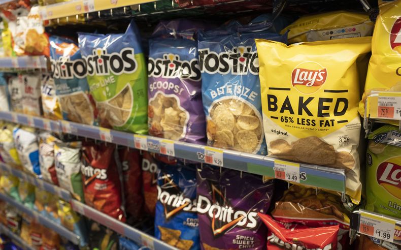 ARCHIVO - Papas fritas exhibidas para su venta en una tienda en Nueva York, el 25 de marzo de 2021. (AP Foto/Mark Lennihan, archivo)