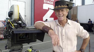 ARCHIVO - El actor Paul Hogan de pie en el set de Cocodrilo Dundee en Los Ángeles en Gold Coast, Australia, el martes 29 de agosto del 2000. (AP Foto/Steve Holland, Archivo)