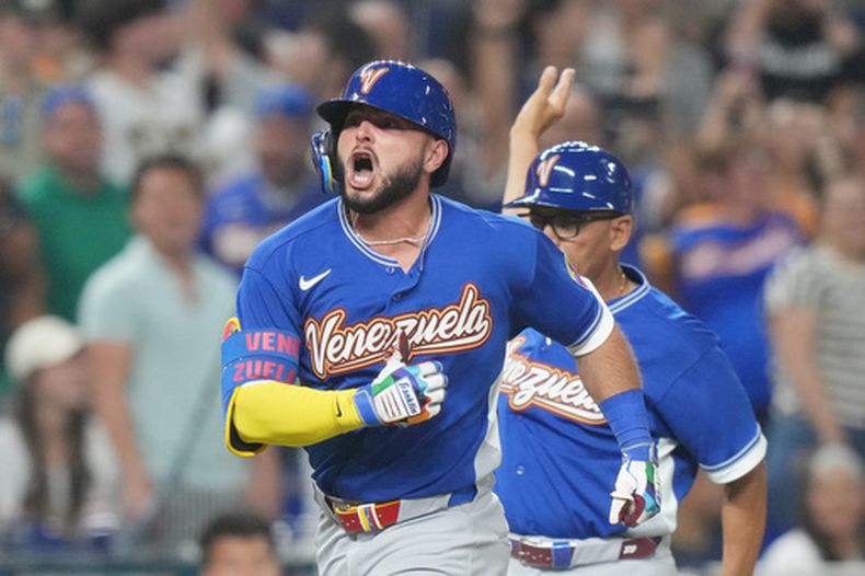 Wilyer Abreu, de Venezuela, festeja su jonrón ante Japón en los cuartos de final del Clásico Mundial de béisbol, el sábado 14 de marzo de 2206 en Miami (AP Foto/Lynne Sladky)