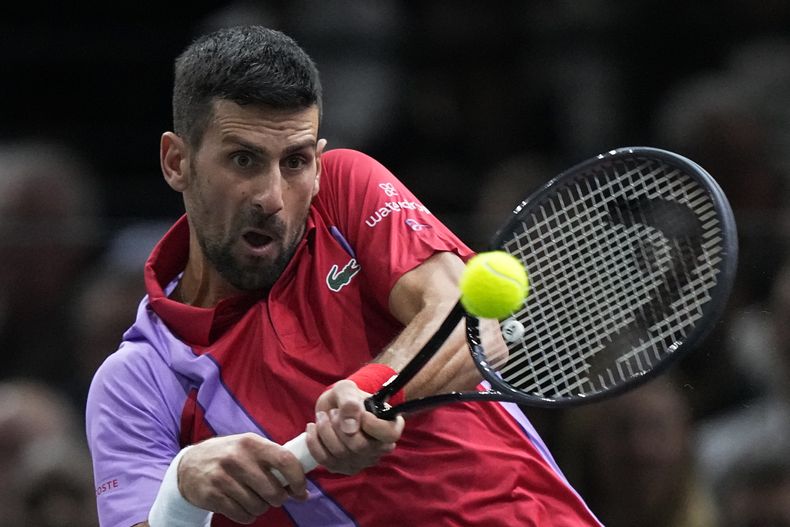 Novak Djokovic, de Serbia, devuelve una pelota ante el argentino Tomás Martin Etcheverry durante la segunda ronda del Masters de París, en la arena Accor, el miércoles 1 de noviembre de 2023, en París. (AP Foto/Michel Euler)