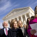 ARCHIVO - Lorie Smith, artista gráfica cristiana y diseñadora de sitios web para bodas en Colorado, derecha, acompañada por su abogada Kristen Waggoner, habla frente a la Corte Suprema, Washington, 5 de diciembre de 2022. En una derrota para los derechos gay, la mayoría conservadora de la Corte Suprema sentenció el viernes 30 de junio de 2023 que Smith puede negarse a diseñar sitios para parejas del mismo sexo. (AP Foto/Andrew Harnik, File)