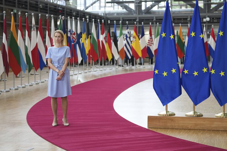 La jefa de política exterior de la Unión Europea, Kaja Kallas, previo a una reunión de ministros de exteriores de los países miembros de la UE en el edificio del Consejo Europeo, en Bruselas, el lunes 23 de junio de 2025. (AP Foto/Virginia Mayo)