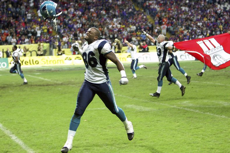 ARCHIVO - Foto del 23 de junio del 2007 Mike Pinkard del Hamburg Sea Devils celebra en la final de World Bowl frente al Frankfurt Galaxy en el Commerzbank Arena en Frankfurt, Alemania. (AP Foto/Michael Probst, Archivo)