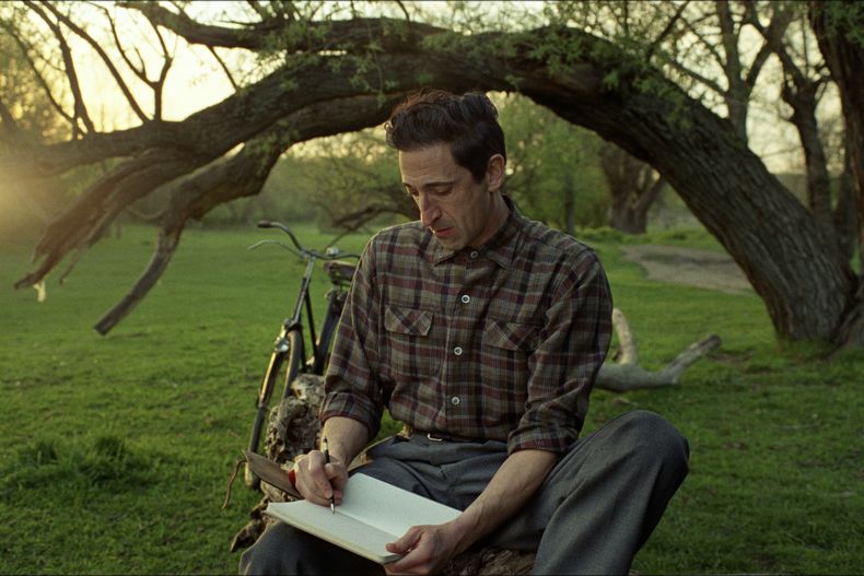 Esta imagen difundida por A24 muestra a Adrien Brody en una escena de The Brutalist. (Lol Crawley/A24 via AP)