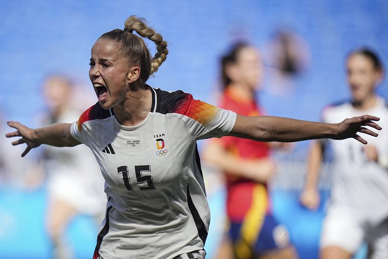 La alemana Giulia Gwinn celebra tras anotar el gol de penal para la victoria 1-0 ante España en el partido por la medalla de bronce del fútbol femenino de los Juegos Olímpicos de París, el viernes 9 de agosto de 2024, en Decines, Francia. (AP Foto/Laurent Cipriani)