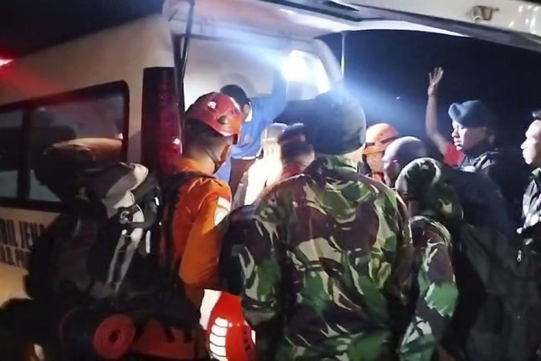 Foto tomada de video de la Agencia de Rescates de Indonesia (BASARNAS) el 25 de junio del 2025, rescatistas colocan el cuerpo de la turista brasileña Juliana Marins en una ambulancia en la isla de Lombok, Indonesia. (BASARNAS via AP)