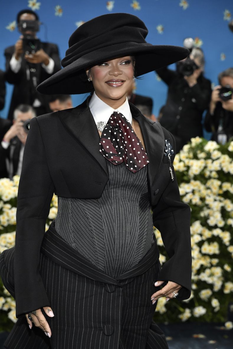 Rihanna asiste a la gala benéfica del Instituto del Vestido del Museo Metropolitano de Arte que celebra la inauguración de la exposición Superfine: Tailoring Black Style el lunes 5 de mayo de 2025, en Nueva York. (Foto Evan Agostini/Invision/AP)