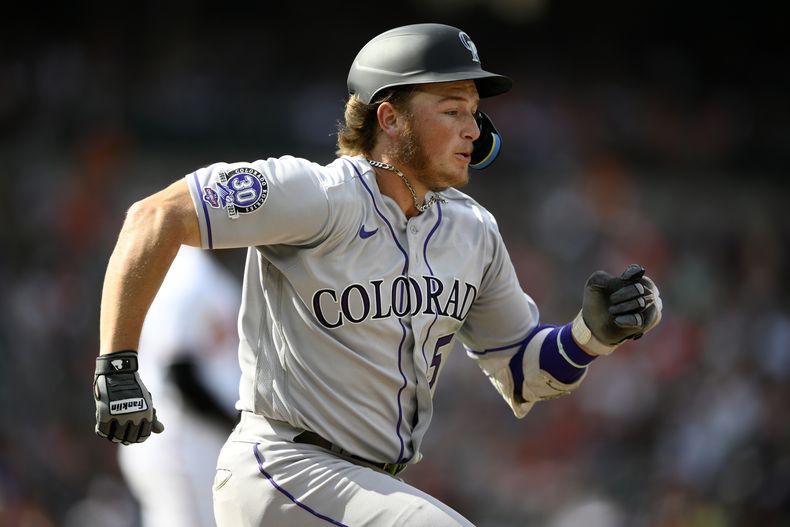 Hunter Goodman de los Rockies de Colorado corre hacia primera base al conectar un sencillo durante la novena entrada del juego ante los Orioles de Baltimore, en Baltimore. Domingo 27 de agosto de 2023. (AP Foto/Nick Wass)