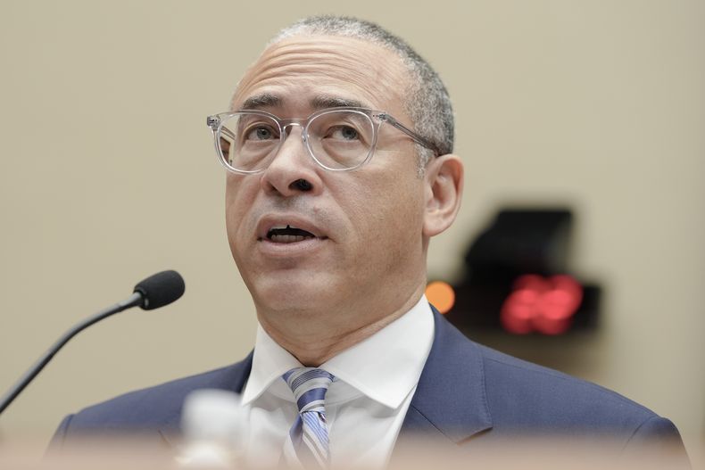 El presidente de la Universidad de Rutgers, Jonathan Holloway, declara en una audiencia ante la Comisión de Educación y Personal Laboral de la Cámara de Representantes sobre las protestas propalestinas en los campus universitarios en el Capitolio, el jueves 23 de mayo de 2024, en Washington. (AP Foto/Mariam Zuhaib)