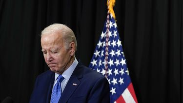 El presidente estadounidense Joe Biden hace una pausa al hablar ante los medios en Nantucket, Massachusetts, el domingo 26 de noviembre de 2023, sobre los rehenes liberados por Hamás en la tercera ronda de intercambio de rehenes y prisioneros con Israel. (AP Foto/Stephanie Scarbrough)